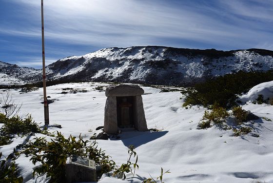 雪に閉ざされる前の西国33所観音 30番石仏