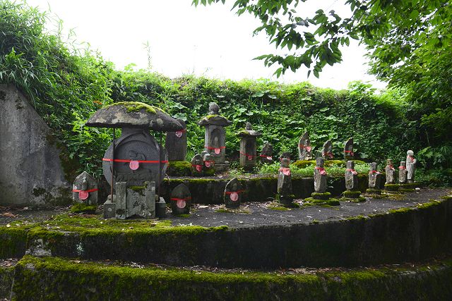 立山町末上野六地蔵坂の石仏群