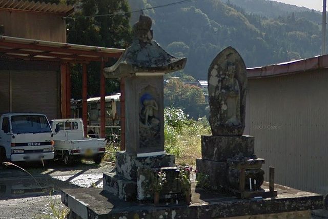 立山町千垣の千垣自動車前のやせ仏