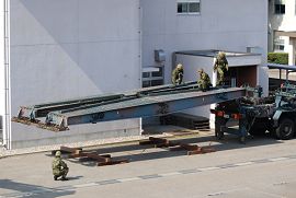 2011年に行われた81式自走架柱橋の自走架柱橋訓練展示