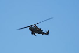 AH-1S コブラ（対戦車ヘリコプター）からの地上攻撃