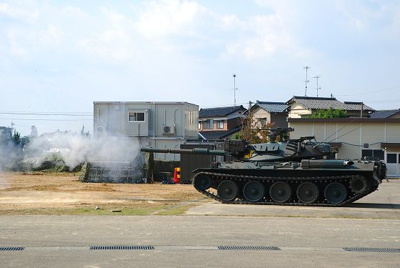 2011年の富山駐屯地での模擬戦闘訓練展示