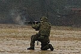 89式5.56mm小銃で攻撃する普通科隊員