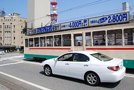 桜橋を通る地鉄の路面電車