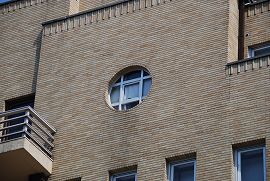 バルコニー横の丸窓