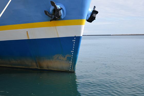 浚渫兼油回収船 白山 船首の喫水線