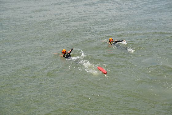 潜水士が泳いで救難に向かう場面