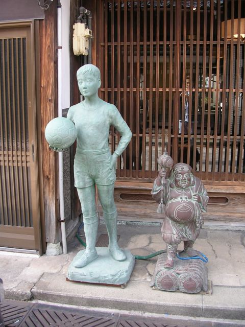 金屋町で見つけた銅器　サッカー少年と大黒さま
