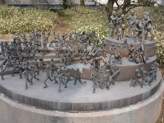 金屋緑地公園　鋳物作業の像