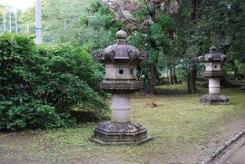 西参道の石灯籠