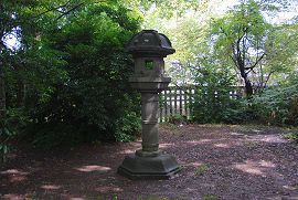 墓域内部にある石灯籠
