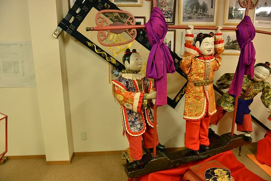 通町の山宿で展示されていた鉄棒の左側を支える唐子人形