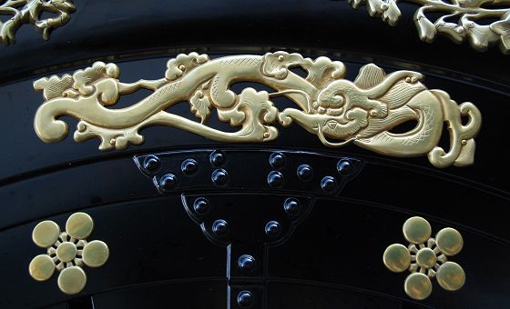 龍と剣梅鉢紋