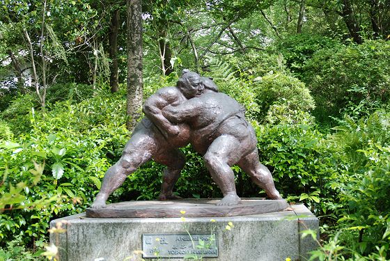 相撲の銅像