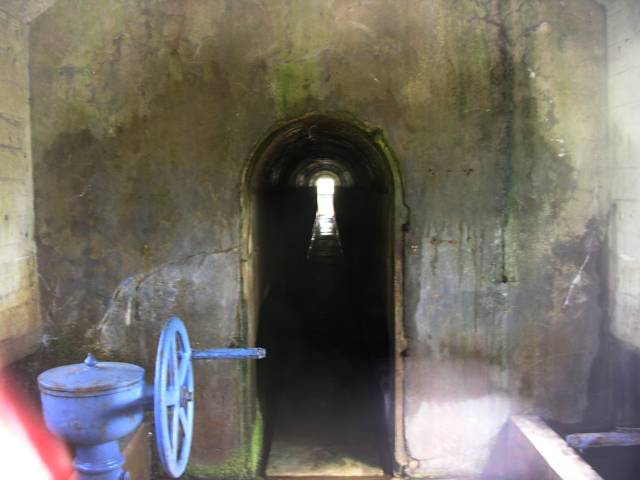 水源地水槽 水槽内のトンネル