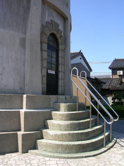 旧配水塔 入口の階段
