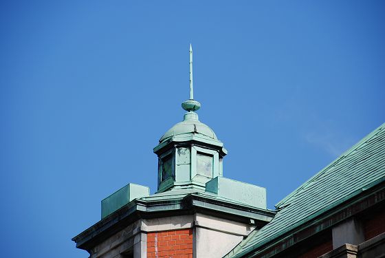 赤レンガの銀行 屋根の尖塔